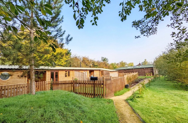 The Quail Cabin - sleeps 2 guests in 1 bedroom