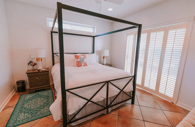 The Queen Suite - only 1 block to Front Beach! Perfect Ocean Springs location!