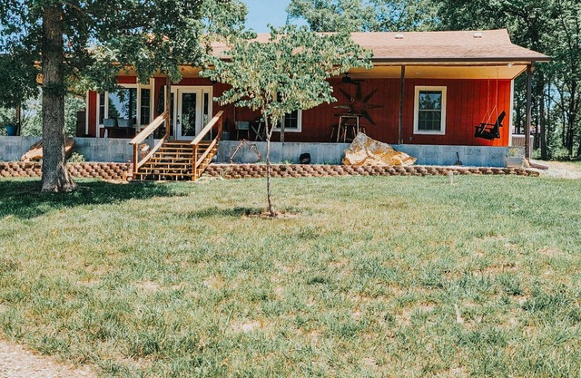 The Reel Retreat- Boat parking, pond, huge porch, close to Truman Lake, WIFI