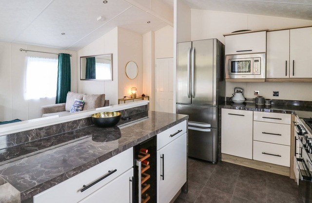 THE RETREAT, pet friendly, with a garden in Llanarth