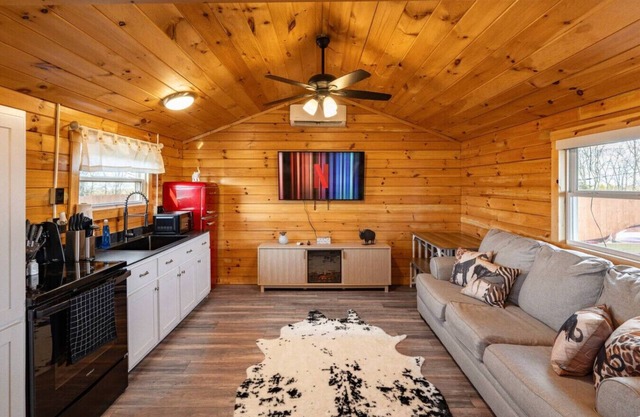 The Ridge Cabin! 15-minutes from the ARK