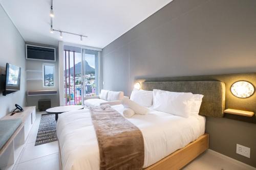 The Rose 704: Top Floor Modern Studio Apartment