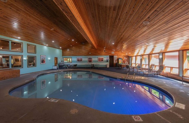 The Rushes 2BR Lakefront Condo with Sauna and Fireplace