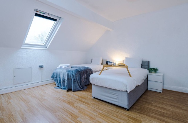 The Seedley 4 Bedroom House - Salford