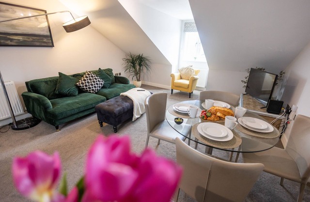 The Shakespeare Suite Dunara 7 | Leamington Spa Holiday Let | 2 Beds & Sleeps 4