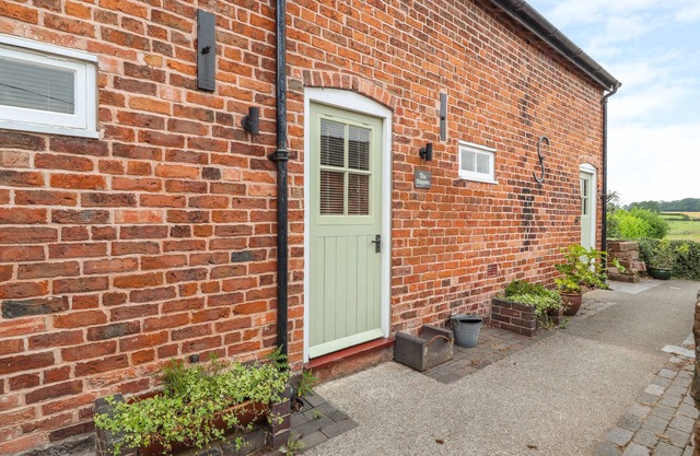 THE SHIPPON, pet friendly, character holiday cottage in Tarporley