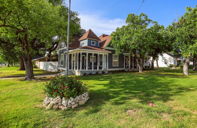 The Southern Breeze Bungalow- a great spot in serene Goldthwaite with AC, WiFi