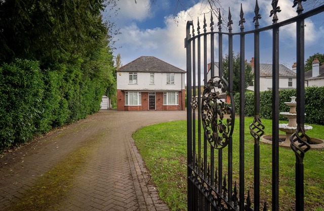 The Spetchley- 5 Bedroom, 10 Guests , Private Parking