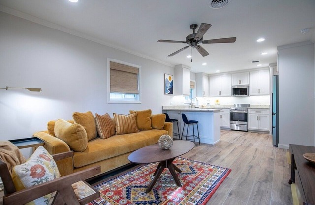 The Square Unit 3, Cozy 1 BR by VelvetDitchVillas