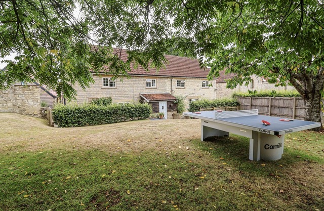 THE STABLE HOUSE, pet friendly, with hot tub in Sherborne