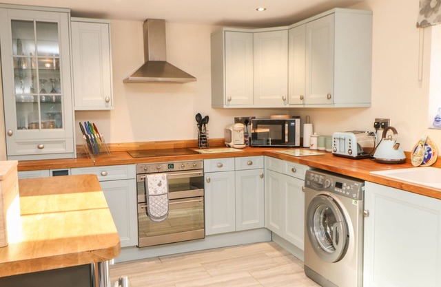 THE STABLES, family friendly, with hot tub in Mickleton, Teesdale