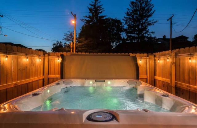 The Stables ~ Hot Tub, Fire Pit & Games Steps From Bardstown Rd
