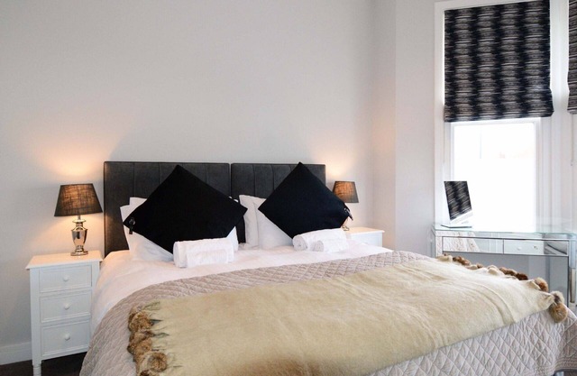The Stratford Suite Dunara 6 | Leamington Spa Holiday Let | 2 Beds & Sleeps 3