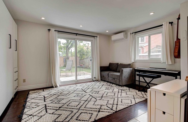 The Studio: bright, cozy, quiet