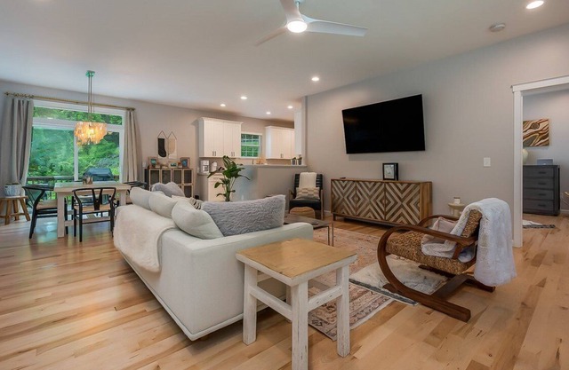 The Sugar Maple of Laurel Park: Newly constructed, fire pit and close to downtown Hendersonville!