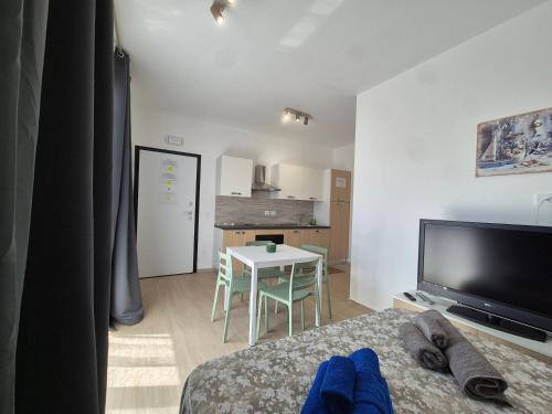 The Sun 365 - Sea View Apartment