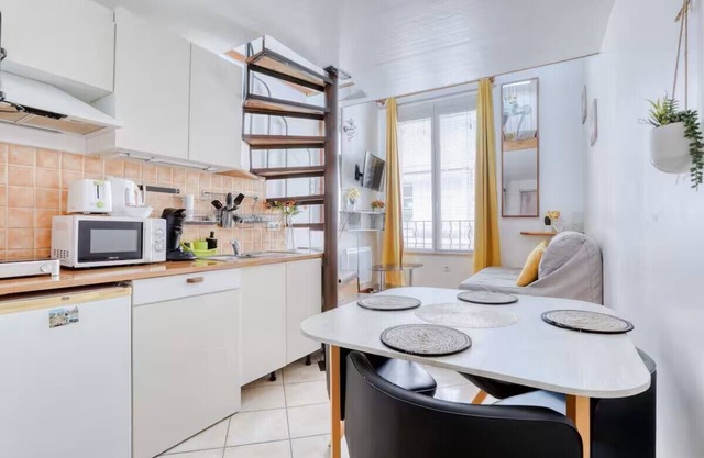 The Sunny Suite, warm and modern!