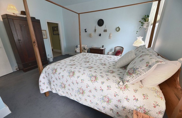 The Susan B. - King room with shower