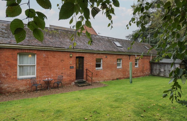 THE TACK ROOM, pet friendly, with pool in Upton Upon Severn