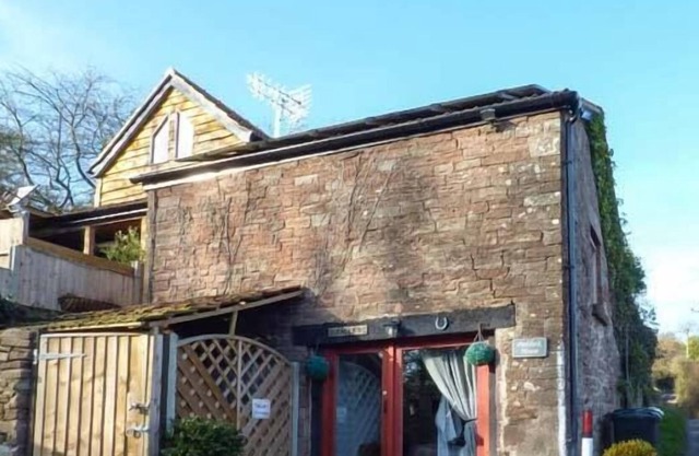 THE TALLET, pet friendly, character holiday cottage in Blakeney