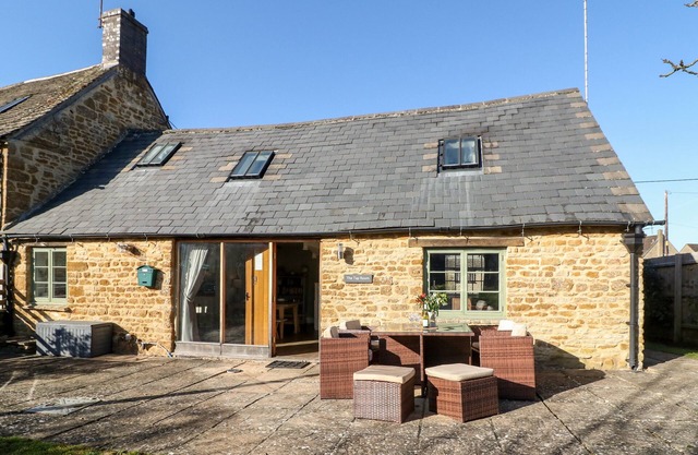 THE TAP ROOM, pet friendly, with a garden in Kingham