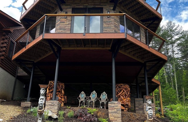 The Tower, Private Mountain Majesty on 11 Acres, 20 Min from AVL
