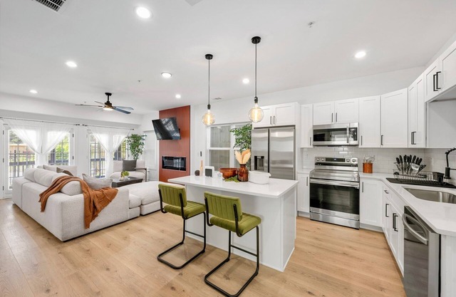 The Urban Oasis - 3BD Condo w/King Bed Suite & Gated Parking