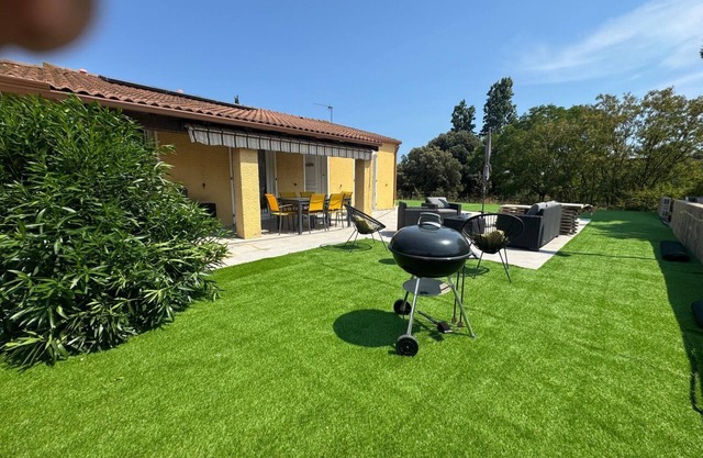 The "Villa Maeva" sleeps 6, has a swimming pool, parking and garage 15 minutes from the beach.