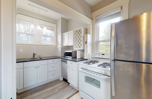 The Vista View Villa 2 - Charming Retreat for 4! 10 Min to Downtown
