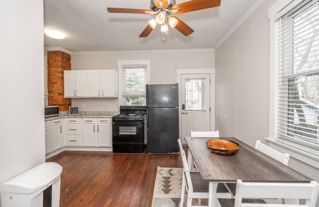 The Vista View Villa 1 – Amazing Getaway for 2! 10 Min to Downtown