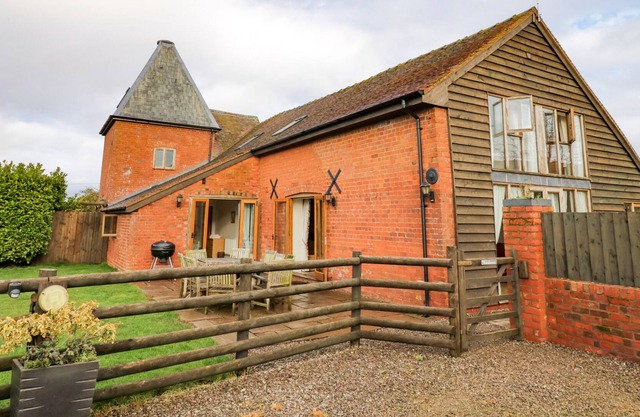 THE WAINHOUSE, pet friendly, with hot tub in Tenbury Wells