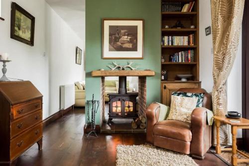 The Willows - Charming Railway Woodland Cottage with Log Burner