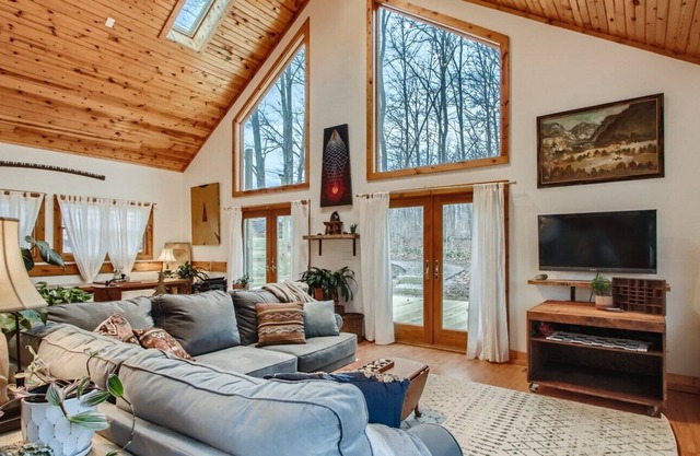 The Wooded Retreat, with fire pit and river view