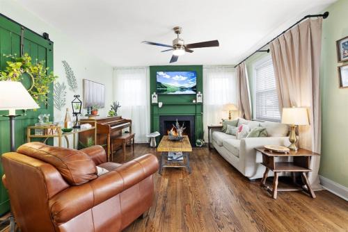 The Woods Cozy 3BR Cottage Near Downtown