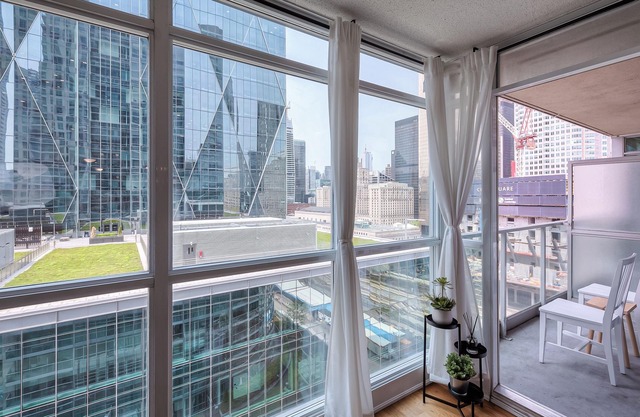 The Yonge Suites - Downtown Elegance