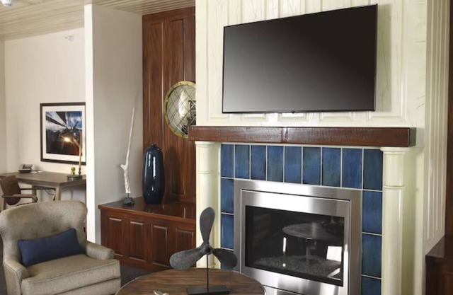 Theme Suite w/Whirlpool, Stoney Creek, Living Area w/Fireplace!