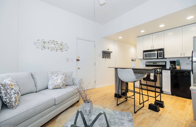 This apartment is a 1 bedroom(s), 1 bathrooms, located in Chicago, IL.