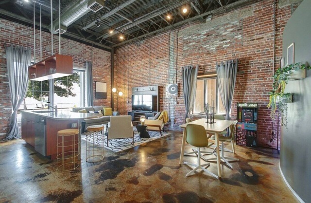 This apartment is a 1 bedroom(s), 1 bathrooms, located in Jacksonville, FL.