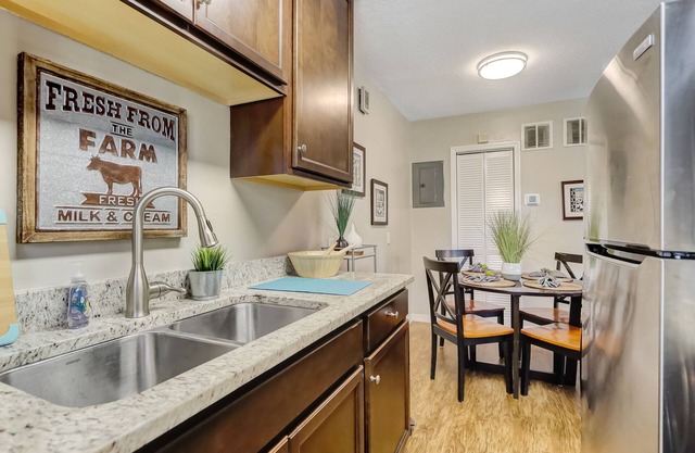 This apartment is a 1 bedroom(s), 1 bathrooms, located in Jacksonville, FL.