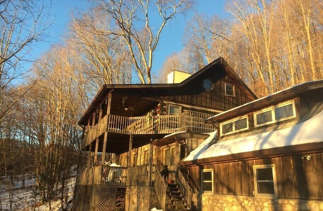 This cabin is a 2 bedroom(s), 1 bathrooms, located in Mars Hill, NC.