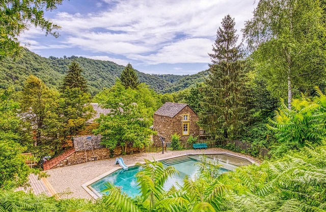 This cosy stone house is situated in an idyllic location in a forest and close to the river Vaur.