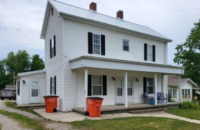 This cozy, furnished apartment is perfect for the traveling professional.