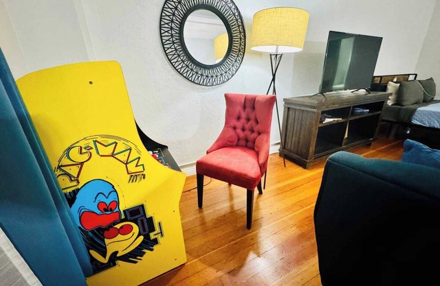 This hotel is a 1 bedroom(s), 1 bathrooms, located in San Diego, CA.