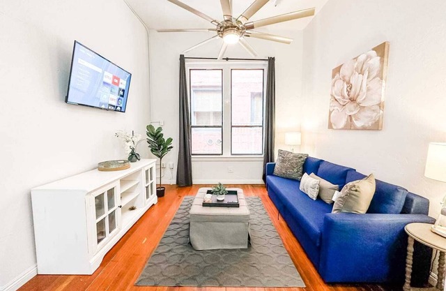 This hotel is a 2 bedroom(s), 1 bathrooms, located in San Diego, CA.