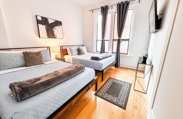 This hotel is a 2 bedroom(s), 1 bathrooms, located in San Diego, CA.