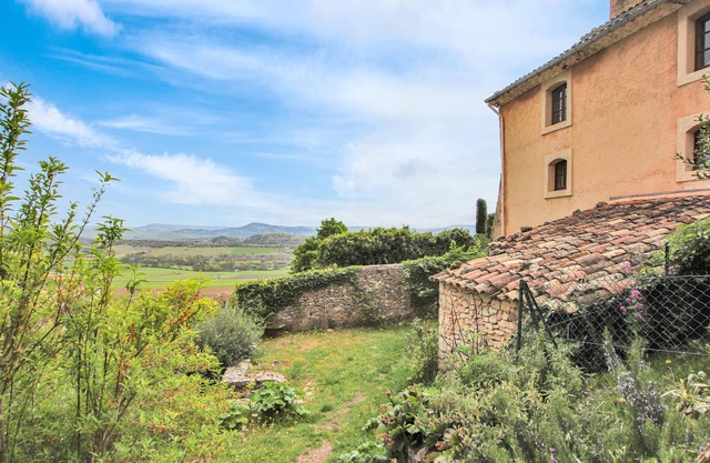 This house is fantastically located in the heart of the Luberon Regional Park, between the magnifice