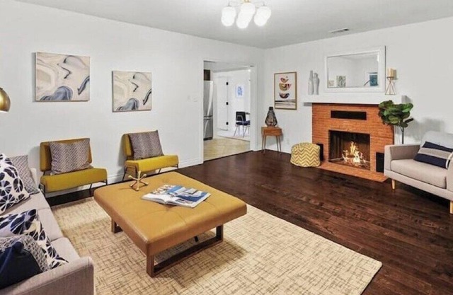 This house is a 3 bedroom(s), 3 bathrooms, located in Glendale, CA.