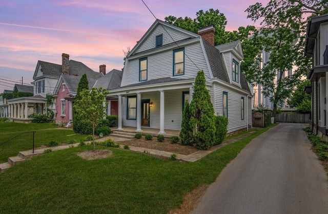 This house is a 3 bedroom(s), 2.5 bathrooms, located in Lexington, KY.