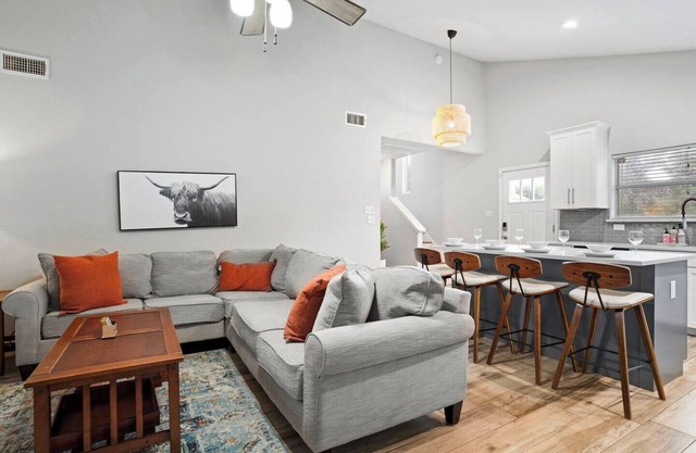 This house is a 3 bedroom(s), 2 bathrooms, located in Austin, TX.