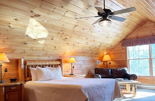 This magnificent non-smoking, 3-bdroom, 3-bath log cabin is handsomely decorated